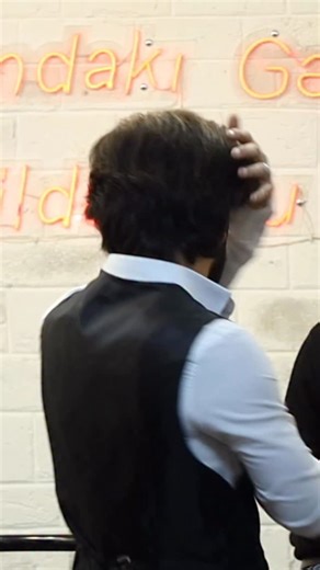 SəsSizlər 🎙️ on Instagram: "Verlişdən sonra Adama bir ağac 😂😂😂 | SəsSizlər 6.Bölüm Bizə qoşulmaq üçün + atın❤️ #səssizlər #karaoke #talkshow #music #gitar"