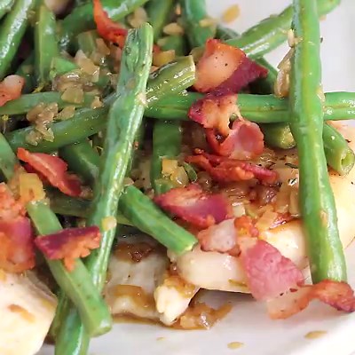 One Skillet Chicken with Bacon and Green Beans is ready in under 30 minutes plus it's low-carb, keto, gf, and paleo or whole30 if you omit wine – a winner for chicken dinner! 2 Freestyle Points • 211 Calories https://www.skinnytaste.com/one-skillet-chicken-with-bacon-and-green-beans/ | Skinnytaste