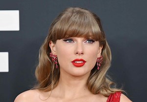 Taylor Swift's Barely-There Naked Dress Is Nothing but a Layer of Green Jewels