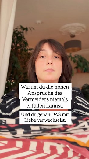 Angela Carratu | Verlust- & Bindungsangst on Instagram: "Vermeider haben in sich einen kalten, unerbittlichen inneren Beschützer. Diese Instanz macht sie nicht nur selbst klein, sondern auch jeden, der ihnen emotional nahekommt. Sobald du das tust, wirst du früher oder später mit diesem inneren Beschützer konfrontiert. Dieser Teil hat unrealistisch hohe Ansprüche: Er misst dich an einem inneren Ideal, das niemand erfüllen kann. Er vergleicht jede Phase mit dem Anfang. Er prüft permanent, ob du i