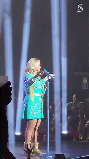 Miranda Lambert stops concert, calls out fans taking selfie before continuing to sing as they exit