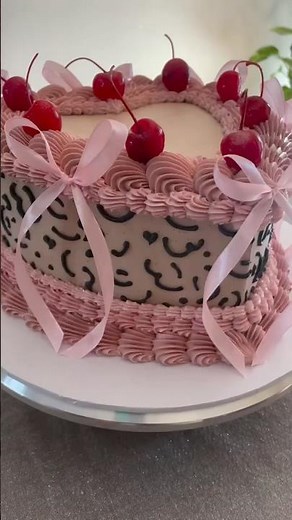 Vegan rich chocolate cake with vegan buttercream icing #cake #cakedecoration #buttercreamart #cake