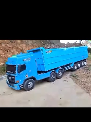 Mega RC Dump Truck Carrying Heavy Load Like a Real Beast 🚛🔥 #rcdumptruck #minitruck #trucklife #satisfyingvideo #toysforadults