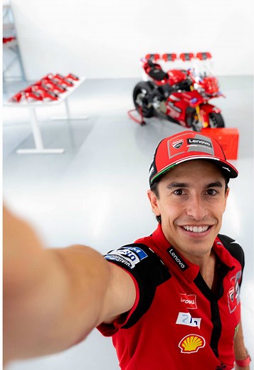 @Marc Márquez stops by Ducati on his way to Mugello to add the final touch to the Panigale V4 Márquez World Champion Replica ✍️ #Ducati #PanigaleV4 #Marquez #ItalianGP