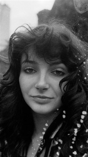 ARTE on Instagram: "Disparu des radars depuis quelques années, le morceau « Running Up That Hill » a remonté la pente des charts en 2022 grâce à Stranger Things. « L'odyssée musicale de Kate Bush », un documentaire à retrouver sur arte.tv 🪄 #ARTEdocu"