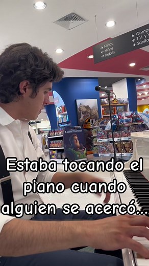 Esta persona se acercó para tocar el Castillo Vagabundo 😯 #piano #musica #pianista #mexico #méxico #pianistamexicano #músico #músicomexicano #arte #artemusical #artemexicano #artemusicalmexicano #clasesdemúsica #músicamexicana #clasesdepiano #clasespiano #polanco #liverpoolmexico