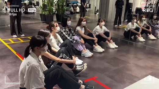 #Seventeen 夏の学園祭NEWS🌈 #ダンス部 のリハーサル動画が到着🎥 💃振り入れをして全体通しをして細かい部分を確認して…と学園祭までST㋲たちのダンスレッスンは続きます❤️‍🔥 パワーアップした #STダンス部 のステージをお楽しみに😎 #セブンティーン #STモデル #セブンティーンダンス部 #学園祭 #夏の学園祭 #セブンティーン夏の学園祭 #ダンス #BlingBling #三阪咲 #踊ってみた #おすすめ #モデルのお仕事 #高校生 #高校生モデル