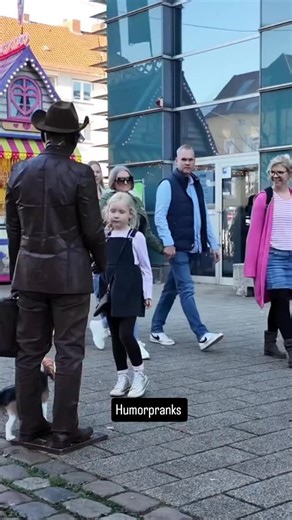 Humorpranks3 on Instagram: "#humorprank #reels #fyp #instareels #statueprank"