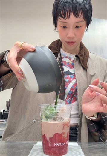 รับออเดอร์อะไรดีคะวันนี้ 💚🍫🍓 เมนูใหม่ที่ร้าน @matchapeople.bkk นะคะ ชั้นล่างเป็น raspberry jelly jam เปรี้ยวหวานนิดๆ ท็อปด้วยนมช็อกโกแลตนัวๆ ปิดท้ายด้วยมัทฉะเข้มๆ 🍵 รวมกันแล้วคืออร่อยมากกก นัวแต่ไม่หวานเลี่ยนเลย ใครยังไม่เคยลองต้องมาละนะคะ 🎀 ส่วนหน้าตอนถ่ายคือคนแน่นมาก 😂 ไม่ได้หยิ่ง ไม่ได้ไม่อยากยิ้มนะคะ รีบทำสุด เดี๋ยวไม่ทัน น้องที่ร้านยืนรอคิวทำต่ออยู่ 555 🤍 #มัทฉะ #matchapeople #matchalover #paloyรับออเดอร์