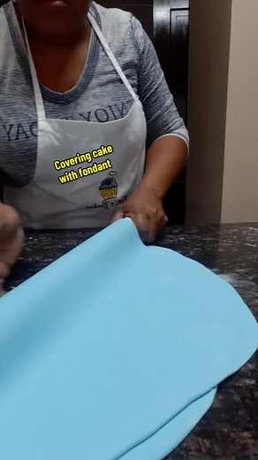Covering a cake with fondant #SAMA28 #nozisbakes #fypシ゚viral