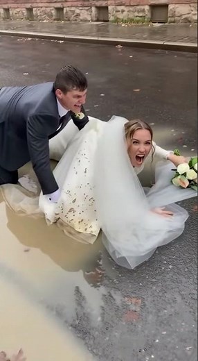 EPIC FAIL! Groom Drops Bride During First Dance 💃