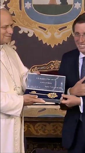 Así ha recibido #LeónXIV la Llave de Oro de #Madrid de manos del alcalde en el Palacio de #Cibeles
