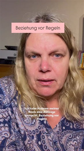 Uschi Drude | Fortbildung | Pädagogische Haltung | Teamberatung on Instagram: "Ich weiß, dass die Frage kommt: „Ja, aber wie mache ich das denn dann?“ Meine ehrliche Antwort ist:Das hängt von dir und von diesem Kind ab.Wie du Beziehung zu einem Kind aufbaust, lässt sich nicht übertragen, nicht kopieren und nicht in einen Satz packen. Deshalb gibt es dafür keine allgemeine Lösung, weil sie individuell ist. Beziehung vor Regeln heißt: Ich orientiere mich am Kind und an mir selbst. Hier ist Selbstr