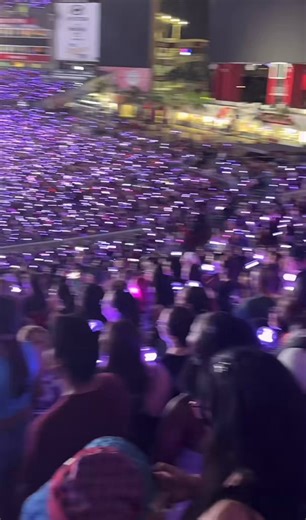 THE WAY JUNGKOOK WAS SO SURPRISED ABOUT HOW LOUD WERE ARMYS DURING THE PART 'SO SHOW ME I'LL SHOW U' DURING MAGIC SHOP THAT HE WENT-😭😭🐰so show me💜 I’LL SHOW YOU 🐰💜 show you, show you🐰 god damn!
