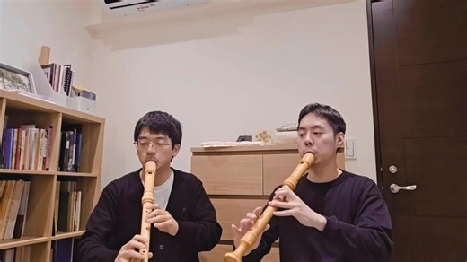 台湾古楽界で大活躍されているリコーダーのイーチャン・リャンさん、チェンバロの須藤真地子さんと台北で再会し、音出しをしました。 この3人は古楽アンサンブル「おにぎりトリオ」として、今年7月に京都で演奏会を開催。次なる企画を見据えています💪 また、イーチャンさんとは来年7月下旬🌻に、東京・大阪で公演を計画中。どうぞお楽しみに！ 先日のリハーサルから、リコーダーデュエットのクリップをお届けします☺️ ピエール・ダニカン・フィリドール（1681-1731）：組曲第3番より シャコンヌ（パリ、1717年） リコーダー Recorder 井上玲 Rei Inoue イーチャン・リャン 梁益彰 Yi-Chang Liang #onigiritrio #recorders #french #baroque #duo #earlymusic #philidor #直笛 #木笛 #二重奏 #古樂 #法國 #巴黎 #巴洛克 #飯糰三重奏 #リコーダー #デュエット #古楽 #フランス #バロック #おにぎりトリオ #シャコンヌ — 友達: Yi-Chang Liangさん、須藤 真地子さん | Rei 