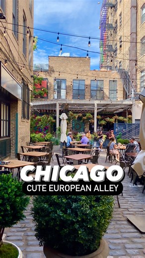 In West Loop, you can find an adorable alley tucked away from the hustle and bustle of Randolph Street with restaurants and shops! 😍 . You can eat at places like Green Street Smoked Meats and Trivoli Tavern, plus you can shop too! Find it between 112 & 114 N Green St! Send this to someone who you want to check this out with this summer! . . . #chicago #chicagogram #chicagofood #chicagofoodie #chigram #chicagolife #chicagoliving #chicagoeats | Best Date Food