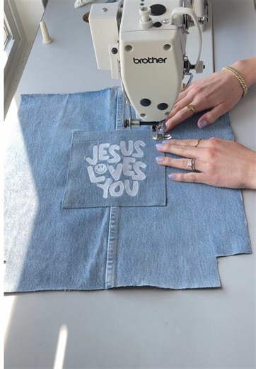 Back to basics y creando con calma 🕊️💙 El proyecto completo este jueves ✂️♻️👖 #upcycle #jeans #sewing #creatorsearchinsights