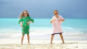 adorável menina se divertindo muito na praia tropical brincando juntos