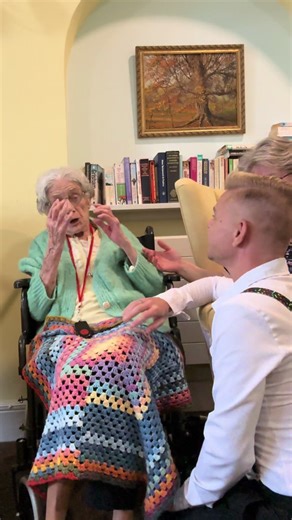 Today at the care home, something truly special happened. 💛 After the performance, I had the chance to sit down and chat with one of the residents — a wonderful lady who will be celebrating her 100th birthday very soon. Imagine the stories, the memories, the life she has seen unfold over a whole century. Moments like this remind me why I love performing in care homes so much. It’s not just about the music; it’s about the conversations, the laughter, and the connections that happen afterwards. S