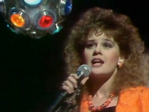 ✨ Roxanne – Charlene (1988) Az italo-disco korszak egyik dallamos, érzelmes gyöngyszeme a ’80-as évekből. Lebegős szintetizátorok, romantikus hangulat és az a jellegzetes éjszakai vibe, amitől a Charlene máig kedvelt retró klasszikus. 🎶✨ #Roxanne #Charlene #ItaloDisco #1988 #80sMusic #RetroDanceMusic #ClassicRemasters | Italo & Euro Disco 80