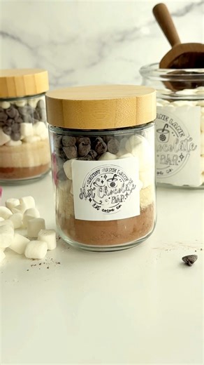 Hot Cocoa Jars #diy #gifting #easyrecipes #hotcocoa #fooddolls Recipe: 1/4 cup unsweetened cocoa powder, 2 tablespoons sugar, more or less to taste, 1/4 cup marshmallows, 1/4 cup semi sweet chocolate chips | Food Dolls
