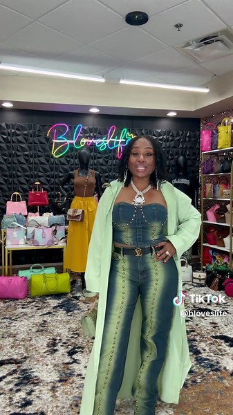 This 2 piece jean suit is eatin #blovesparkly #bloveslife #blove #musthaves #tiktokshopping #greatdeals #flashsales #tiktokshop #affordable #viral #loragal