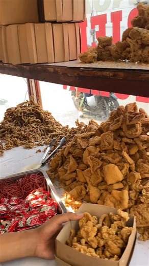 Kaji Slamet on Instagram: "USUS CRISPY PASAR JOHAR Harga 10.000 dapat satu kotak Buka mulai 08:30-16:00 #kulinersemarang #kulinersemarangrecommended #jajanmurahsemarang #fyp #rheels #jajansemarang"