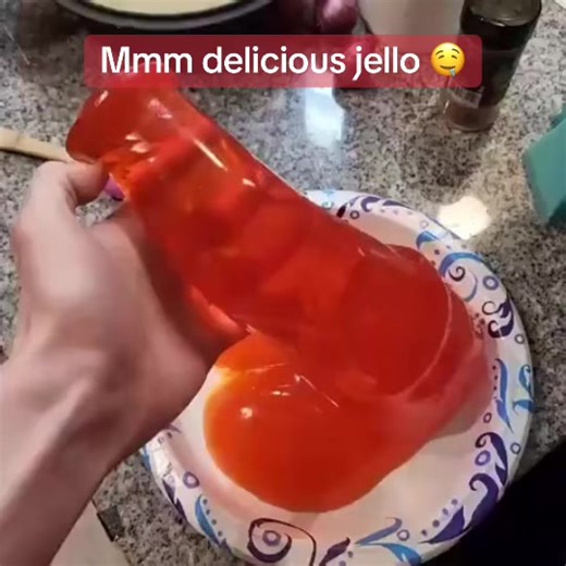 ilovefurryssoo (@ilovefurryssoo)’s video of jello crystals candy