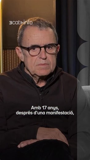Tenia 17 anys, quan un policia fora de servei el va detenir. El Joan Bové acabava de participar en una manifestació per la llibertat dels presos polítics. Era la tardor del 1972, durant la dictadura franquista. El van dur a la comissaria de la Via Laietana de Barcelona, on hi havia la Prefectura Provincial de Policía. Allà el van sotmetre a hores de pallisses i tortures. Recorda com un policia li va posar una pistola directament a la cara, a la templa: "La fredor del canó de la pistola et queda 
