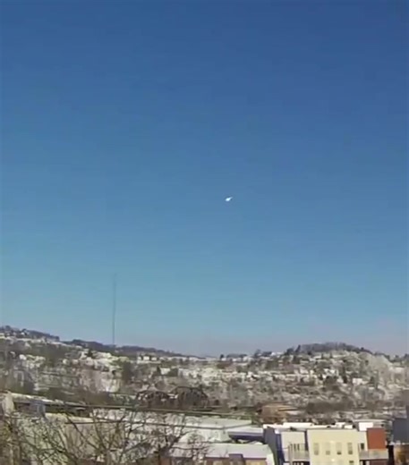 🚨 Loud boom reported across parts of Pennsylvania and Ohio Residents in multiple areas heard a sudden, powerful boom this morning. The National Weather Service (Cleveland office) has confirmed — based on satellite imagery and reports — that it was almost certainly a meteor (or fireball) entering Earth's atmosphere, producing a sonic boom. #Ohio #Breaking #USA #Meteor #LoudNoise