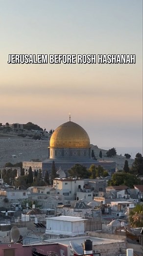 Rosh Hashanah in Israel is one of the most special and meaningful times of the year – Happy New Year to those who celebrate! The Jewish New Year is called Rosh Hashanah and usually falls during September or early October. Rosh Hashanah is a two-day holiday that celebrates the start of the new year according to the Jewish calendar. Businesses across Israel will be closed on both days, so bear this in mind if you are in Israel during the period. During 2025, Rosh Hashanah will begin on Monday even