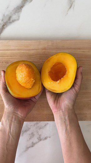 Mango cutting hack 🥭🔪 #mango #mangohack #mangohacks #KitchenHacks #kitchengadgets #mangoseason #mangomood #fruitcutting #fruithacks #fruithack #stickyrice #mangostickyrice #freshfruit #fruitsalad #mangosalsa #mangodrink