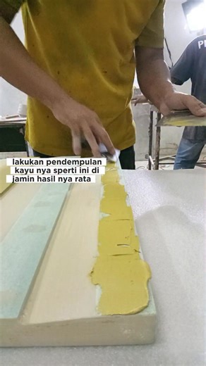 Riki Ridwan on Instagram: "tutorial on how to putty wood properly and correctly, so the results are even #finishing #woodsworking #dempulkayu"