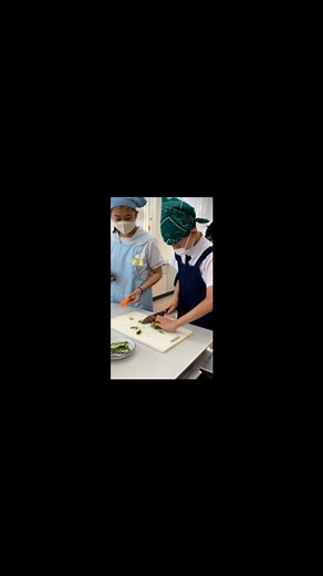 京都女子大学附属小学校【公式】 on Instagram: "6年生の調理実習です。 野菜炒めとスクランブルエッグを作りました。 上手に役割分担をしながら手際よく進めることができました。 #京都女子大学附属小学校 #京女小 #私立小学校 #国語力 #国語力の3乗 #いのち #こころ #ことば #京都私立小学校 #６年生 #家庭科 #調理実習 #野菜炒め #スクランブルエッグ"