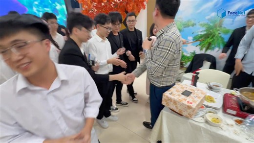 🎉 YEAR END PARTY 2025 – KIẾN TẠO HÔM NAY, BỨT PHÁ TƯƠNG LAI ✨ Trong không khí rộn ràng những ngày cuối năm, FaceNet đã tổ chức thành công chương trình Year End Party 2025 với sự tham dự đầy đủ của các thành viên, tạo nên một buổi gặp gỡ trang trọng, ấm cúng và ngập tràn niềm vui. Tại buổi lễ, đại diện BLĐ Công ty đã có những chia sẻ định hướng cho năm 2026 với tinh thần quyết tâm cao, mục tiêu rõ ràng, truyền cảm hứng mạnh mẽ tới toàn thể cán bộ nhân viên trên hành trình phát triển sắp tới. 🎉 