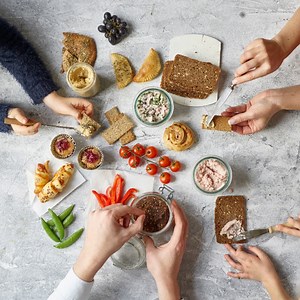 Bliv en del af fællesskabet i Senseklubben! Som Premium-medlem bliver du klædt grundigt på i forhold til mad, mængder og gode vaner, der holder. Og du kan trække på Sense-teamets eksperter. Du kan se frem til ugentlige madplaner og faste månedlige indslag, blandt andet: 🍉 "Det mentale hjørne" 🥑 Indslag med "Professor Sense" 🥦 "I køkkenet med Suzy Wengel" eller en anden fra Sense-teamet | Sense - sund med fornuft