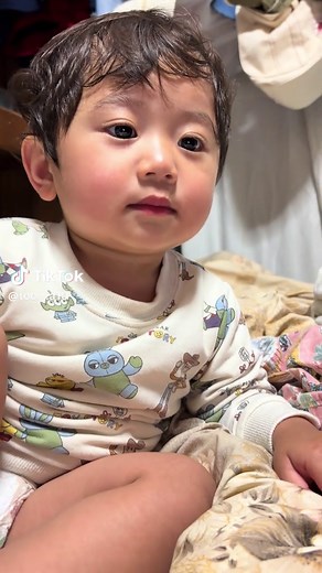 1歳の赤ちゃんがアンパンマンを真似するおもしろ動画