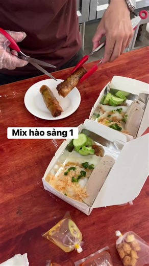 Thánh Gióng Express - Bánh bột lọc Buôn Mê on Instagram: "Mix hào sảng 1 #vietnamesecuisine #banhbotloc #springrolls"