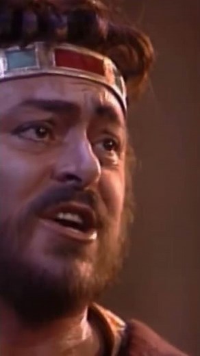 Pavarotti performing "Celeste Aida" from Verdi's "Aida". 🖤