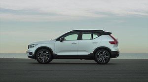 【都市生活のための、シンプルな選択】 都市を駆け巡る本物のSUVとして、XC40は開発されました。 リフトアップされた地上高、大径アルミホイール、そして正統派のSUVらしいプロポーションによって作り出される、力強さにあふれた佇まい。 その一方で、大胆な造形のフロントグリルからディテールの美しさを追求したテールライトにいたるまで、XC40のアピアランスはすみずみまでボルボそのものです。 スカンジナビアの独創性と都会的な雰囲気を身にまとった、都市で生活するあなたのために作られた一台です。 https://www.volvocars.com/jp/cars/new-models/xc40 | Volvo Car Japan / ボルボ・カー・ジャパン