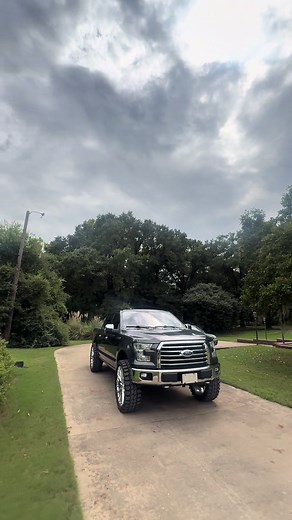 Umm where my truck go? Jonah’s house but no @️ #reps #6s #squattedtrucks🤢 #xybcafyp