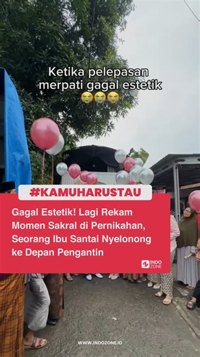 INDOZONE - #KAMUHARUSTAU on Instagram: "Sebuah video memperlihatkan momen ketika seorang ibu-ibu tiba-tiba nyelonong di momen sacral pernikahan. Nampak, suasana pelepasan balon dan burung merpati awalnya berjalan mulus, sampai tiba-tiba seorang ibu-ibu mengambil salah satu burung yang berusaha terbang saat baru saja dilepas. Momen yang seharusnya estetik karena tengah diabadikan oleh videografer pun menjadi tertanggu, hingga suasana mendadak canggung. Video: @gelemotret [Baca berita dan informas
