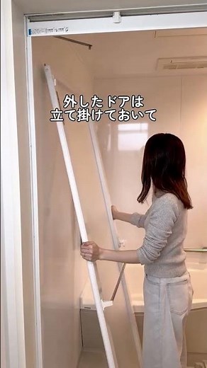 お風呂のカビがぁーーー、上に👀⁉️お風呂のドア外したらホコリの塊がすごかった💦外し方はメーカーの取り扱い説明書をよく読んでね！ウタマロと歯ブラシ、アルコールスプレーと使い捨てシートでキレイにして