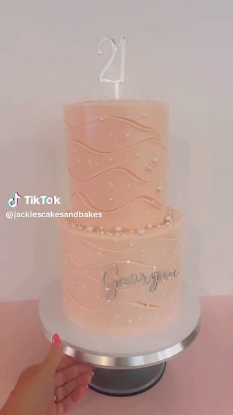 The pink wave cake for Georgia’s 21st! 🩷😍🩷 #wavecake #21stbirthdaycake #21stcake #twotiercake #buttercreamcake