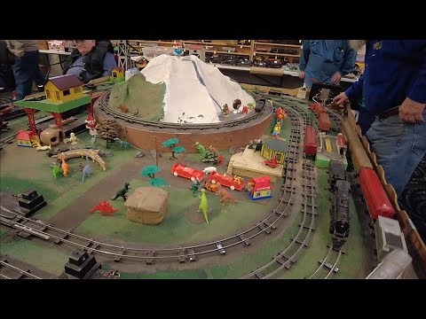 Railfanning an American Flyer (S gauge) layout at Bernie's Train Show