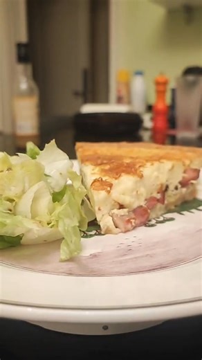Selon vous, où se cache la meilleure quiche lorraine de France ?🥧 Un artisan passionné s’est hissé au sommet avec une recette devenue référence. Fabrice Gwizdak, boulanger récompensé, nous dévoile bientôt les secrets de sa quiche, celle qui fait toute la différence 😋 👉🏻 Alors, avez-vous deviné la ville ? Dites-le nous en commentaire ! Un sujet gourmand à découvrir prochainement dans Météo à la Carte sur France 3. | Météo à la carte