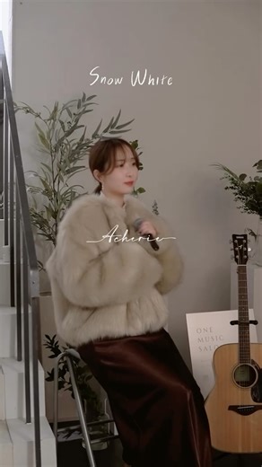 Acherie アシェリー on Instagram: "今夜は Snow White 🎤 桑田佳祐さんの 「白い恋人達」（BOYS II MEN ver.）をカバーしました。 今回ははじめてギター伴奏で🎸 Stay warm and enjoy the night. #acherie #singersongwriter #japan #snowwhite #桑田佳祐 #白い恋人達"