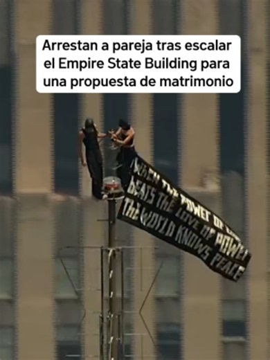 Dos personas fueron arrestadas el miércoles tras permanecer casi una hora en la cima del Empire State Building durante una aparente propuesta de matrimonio. La Policía de Nueva York investiga si son la misma pareja que protagoniza el documental “Skywalkers: A Love Story”, donde realizan actos similares en rascacielos de todo el mundo. #noticiastiktok #pareja #empirestatebuilding