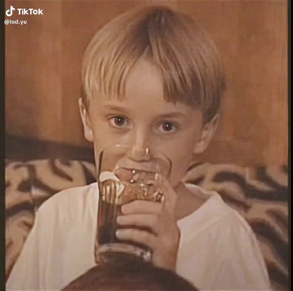 トム・フェルトンが語る髪のブリーチ事情