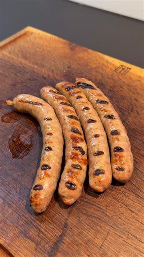 Philipp Jäckering-Heeke on Instagram: "(Werbung) Kalbswurst 🤤 . Bestes Fleisch bekommt Ihr bei @manu.ostner @kreutzers.eu (mit dem Primecode drievorden spart ihr 20% auf Lebensmittel und bekommt Rabatt auf den Versand) . #barbecue #foodporn #grill #grilling #meat"